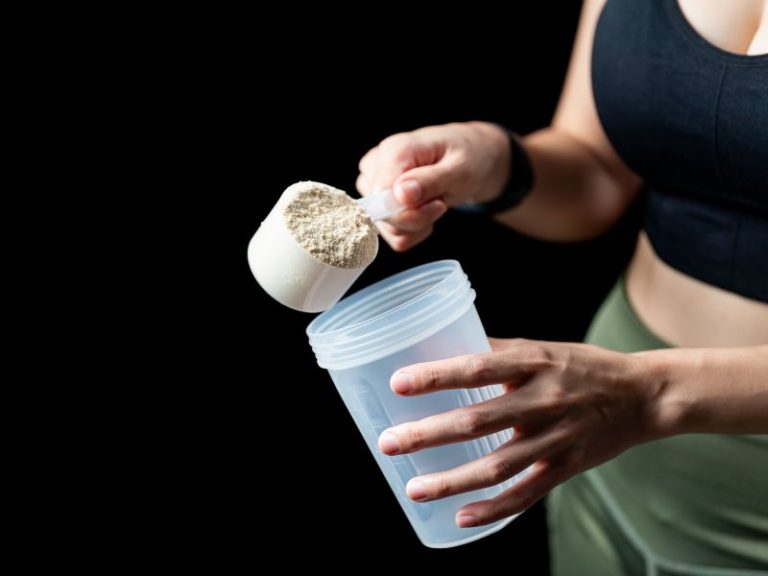 Creatina ou Whey: Qual é Melhor para Seus Objetivos Fitness?
